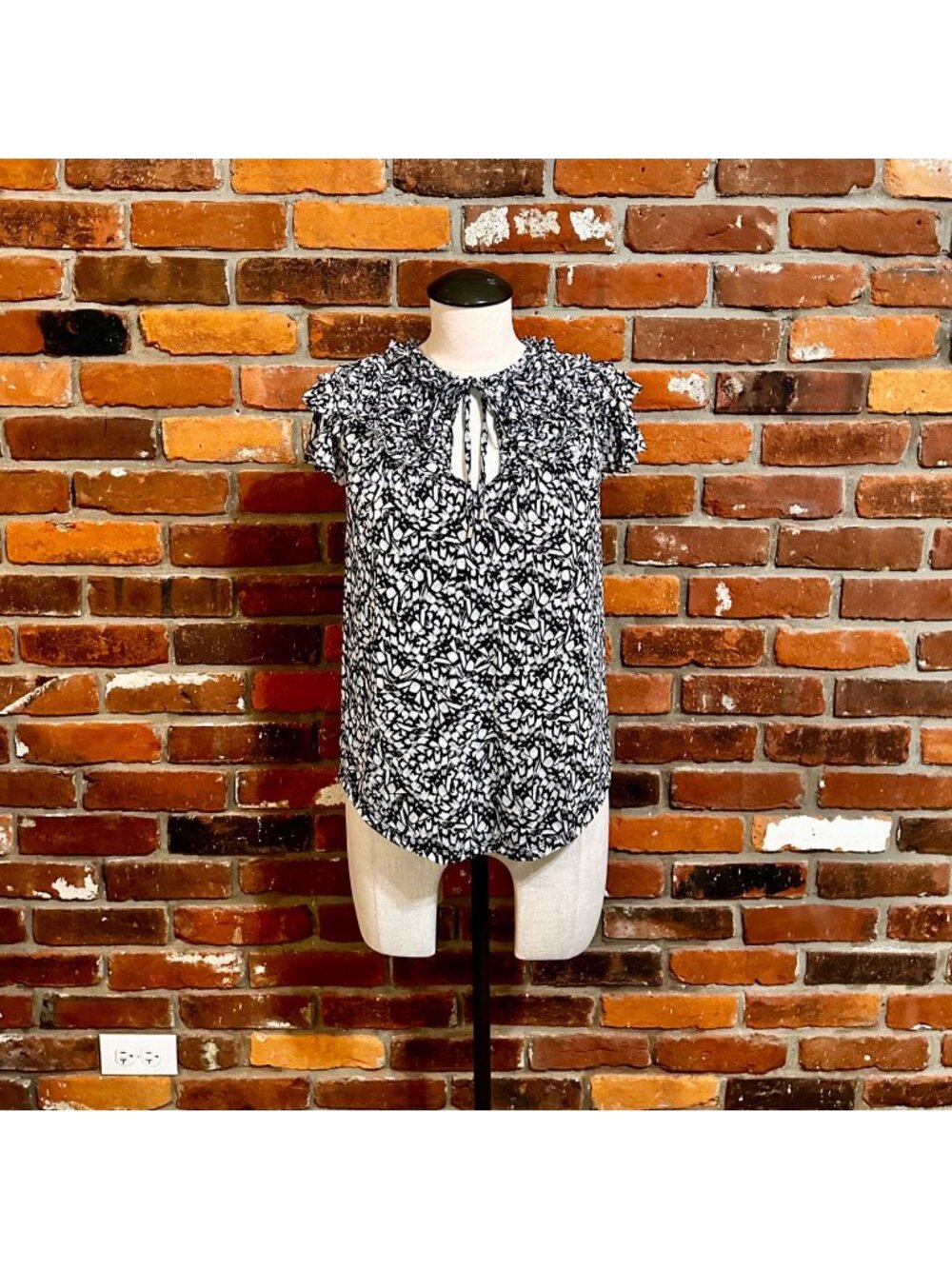 White House Black Market Short Sleeve Ruffle Top Size XS